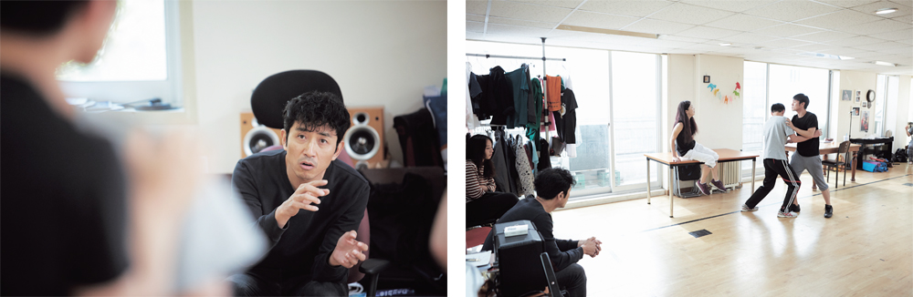 동소문동에 위치한 연습실에서 <잠자는 변신의 카프카> 연습에 한창인 김현탁 연출과 배우들.