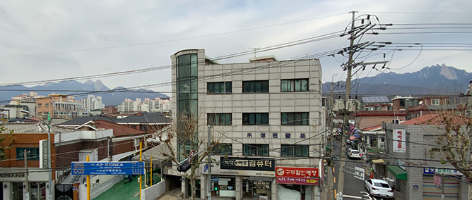 창문을 열면 오른쪽에는 북한산, 왼쪽에는 도봉산이 버티고 있다