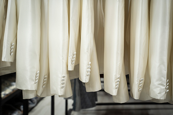 하얀색 자켓 상의 10벌이 옷걸이에 나란히 걸려있는데, 긴 소매의 어깨 아랫부분만 보인다. 소매에는 하얀색 단추가 네 개씩 달려 있다. 