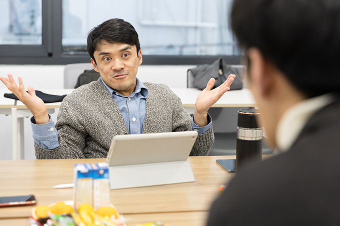 김원영이 팔꿈치를 몸에 붙인 채 손바닥이 위로 가게 양팔을 들어 보이며, 눈을 동그랗게 뜨고 이야기하고 있다. 