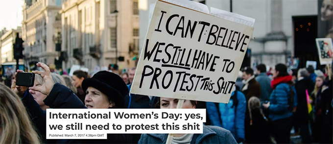 수많은 사람들이 모인 시위 현장.
한 참여자가 들고 있는 팻말에 “I CAN’T BELIEVE WE STILL HAVE TO PROTEST THIS SHIT”이라고 쓰여 있다. “STILL”이라는 단어에 밑줄이 그어져 있다.