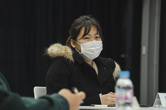작가 박영영. 눈썹을 살짝 가리는 길이의 앞머리를 내리고, 뒷머리는 하나로 묶었다. 털모자가 눈에 띄는 검은 외투 안에 베이지색 니트를 받쳐 입었다.
