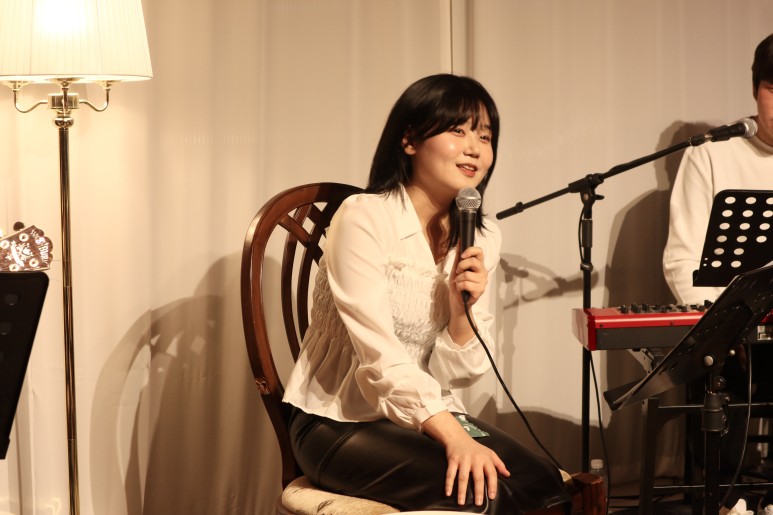 관객들과 소통하는 단
