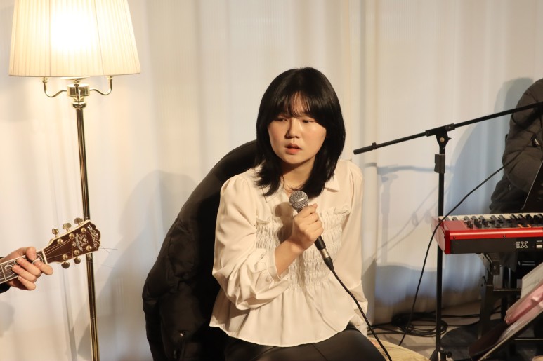 굳은 모습으로 리허설 하는 단 2