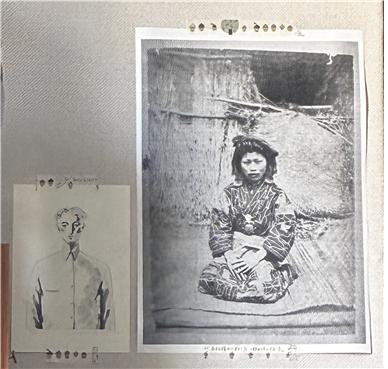 이 소설을 쓴 정수윤 작가의 작업실 벽에 붙어 있는 흑백 사진과 연필 드로잉. 전통 복장을 입은 아이가 바닥에 앉아 카메라를 응시한다. 사진 옆에는 연필로 그린 듯한 인물 소묘가 나란히 붙어 있다. 