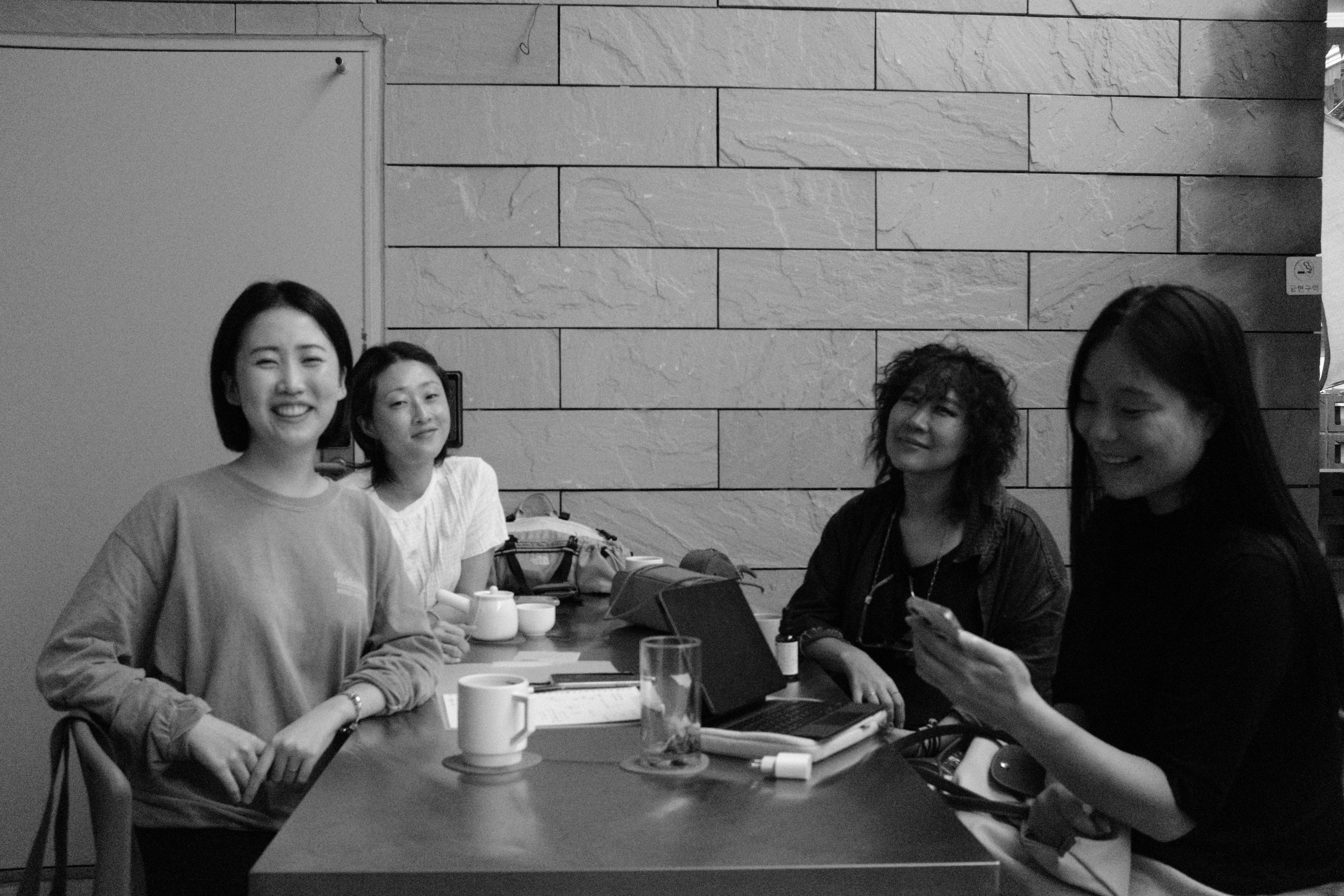 파주의 한 카페에서 유다영, 니키노, 임미정, 이나래가 함께 둘러 앉아 커피를 마시며 이야기를 나누고 있다. 오리엔테이션 이후 처음으로 만나 서로의 작업과 근황을 더욱 자세히 소개하고 이야기를 나누었다. 