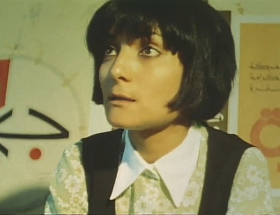 왼쪽 상단을 응시한 채 인터뷰에 응하고 있는 레일라 칼레드.