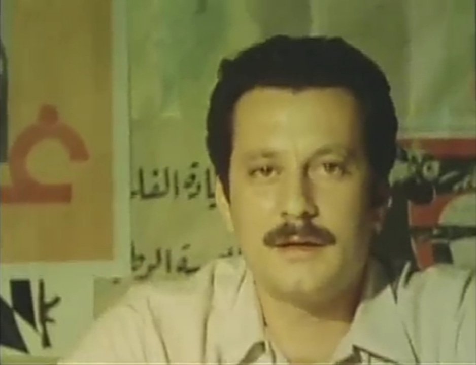 카메라를 정면으로 바라보고 인터뷰에 응하고 있는 가산카나피니.