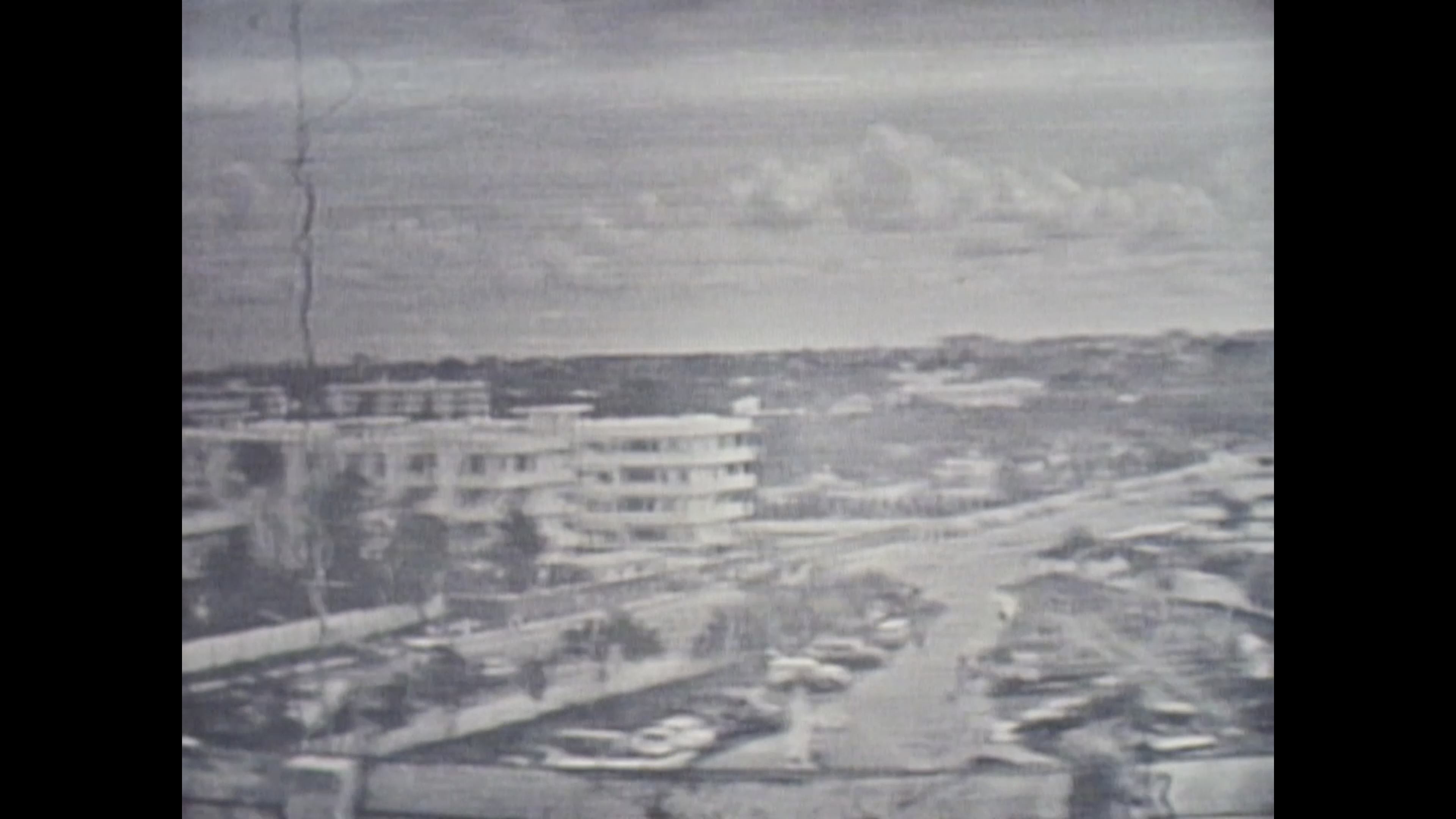 표지 상단에는 일본어로, 하단에는 아랍어로 제목이 적혀있다. 가운데에는 두건을 쓴 사람이 총구를 정면으로 향하는 삽화가 그려져 있다. 