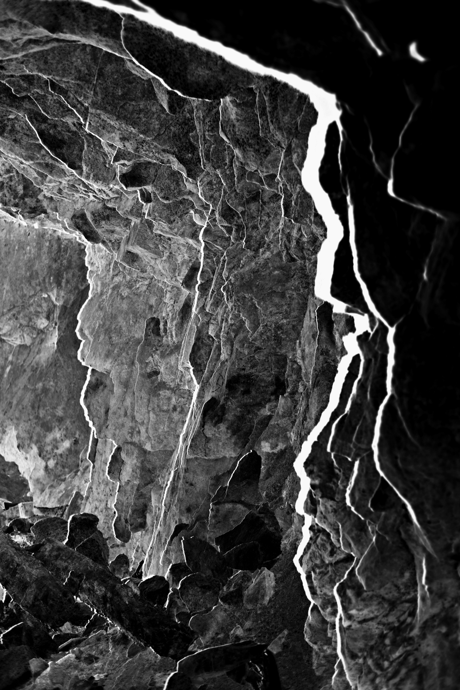 음화(내거티브) 기법을 사용하여 동굴 벽면의 질감을 극대화한 흑백 사진이다. 실제로는 어두웠을 암벽의 굴곡과 날카로운 모서리들이 음화 처리를 통해 눈부신 하얀 선으로 살아나, 마치 어둠 속에 잠겨 있던 동굴 벽의 기억들이 빛으로 기록된 것처럼 보인다. 빛은 강렬한 백색으로 표현되며, 그 빛이 닿는 바위의 경계마다 날카로운 흰색의 실루엣이 형성된다. 저 멀리 보이는 환한 출구는 고립된 상황을 벗어나 밝은 미래로 나아가는 상징적인 통로이다.